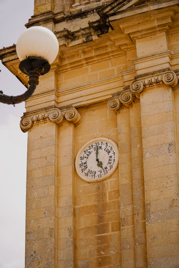 Katedra, miasteczko Sannat, Gozo, Malta, atrakcje Gozo, wieża zegarowa