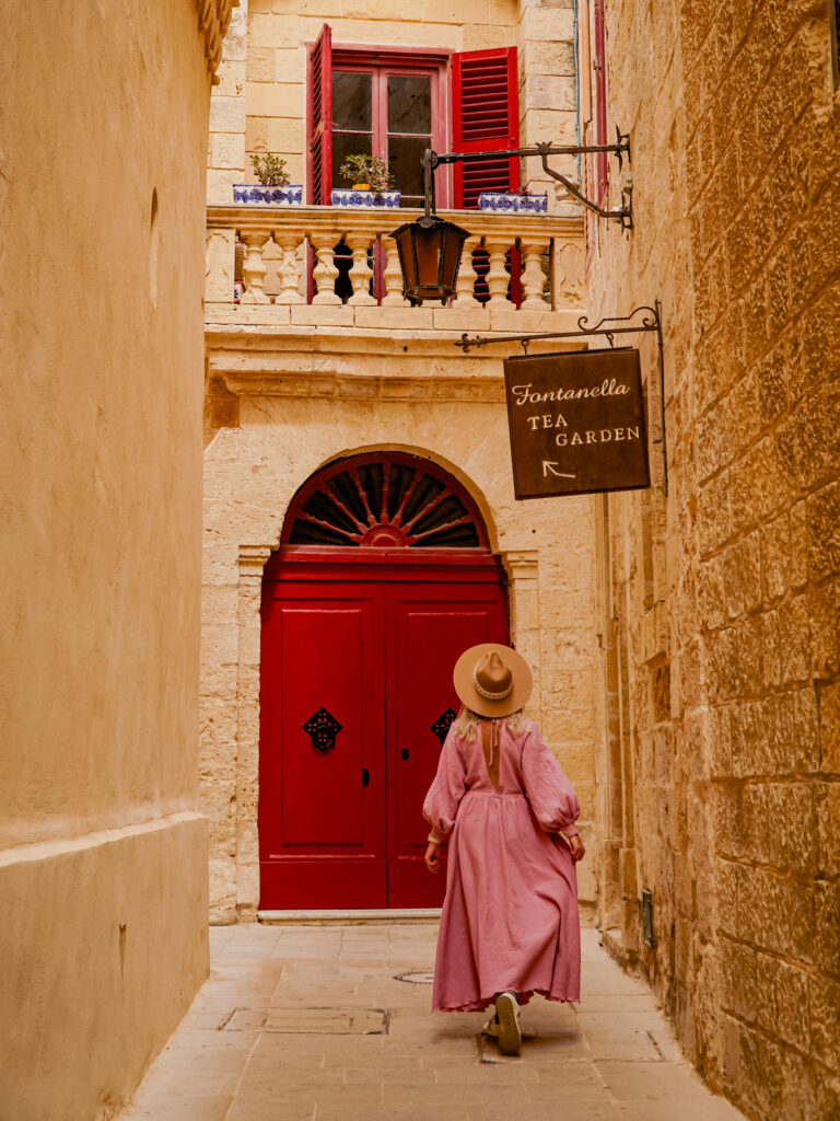 kobieta, Luck Hats, kapelusz, uliczki, czerwone drzwi, Mdina, Malta