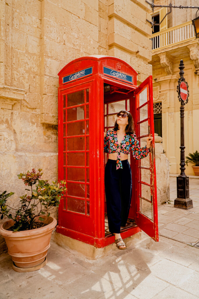 kobieta, czerwona budka telefoniczna, Mdina, Malta