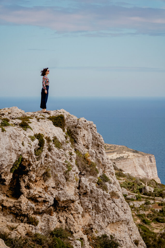 kobieta na krawędzi klifu, Klify Dingli, Malta