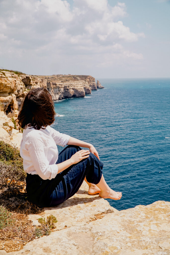 Jaskinia Ghar Hasan, Malta, kobieta, klify