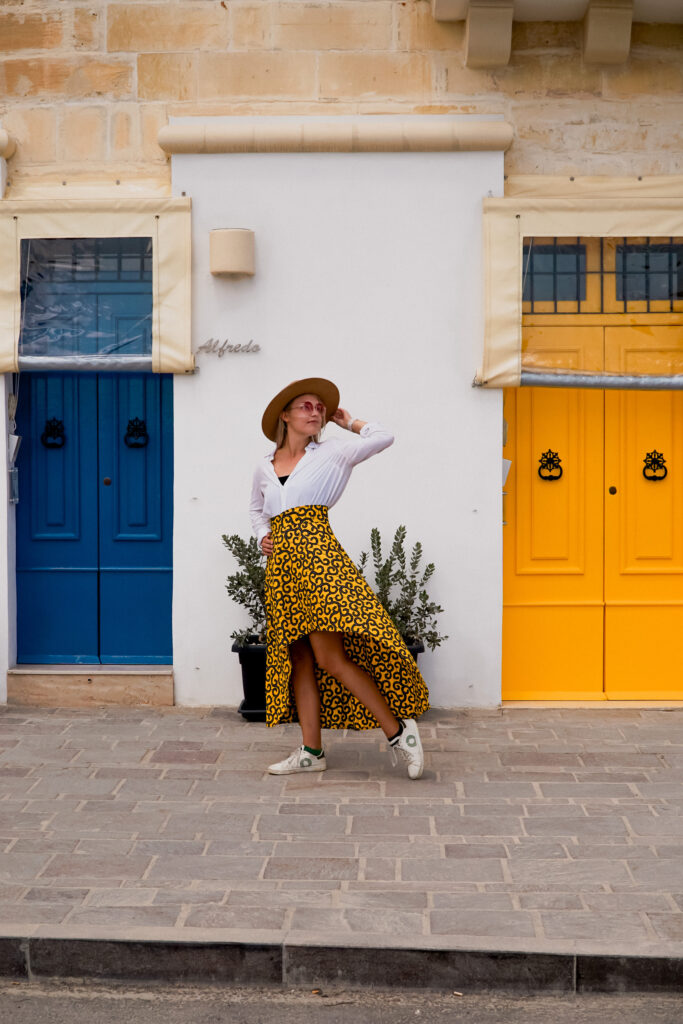 kobieta, kolorowe drzwi, Marsaxlokk, Malta