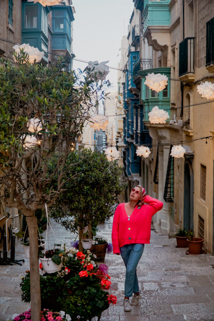 kobieta, uliczki, Valetta, Malta