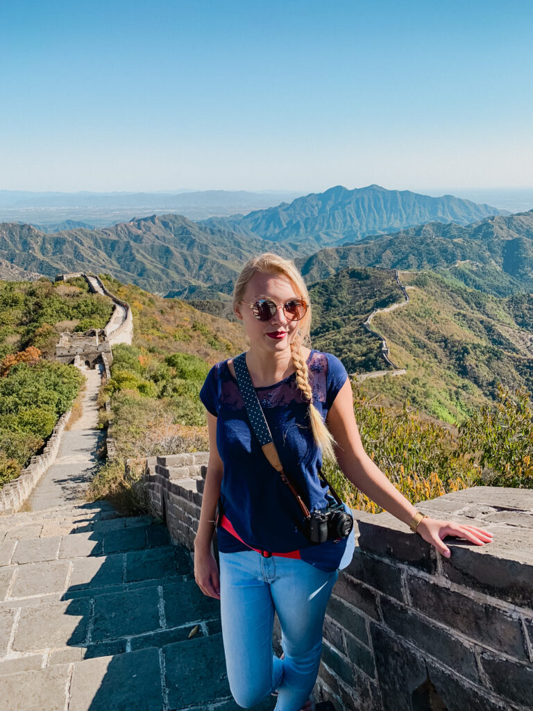 Zdjęcie portretowe przedstawiające kobietę na tle Wielkiego Muru Chińskiego, fragment Mutianyu