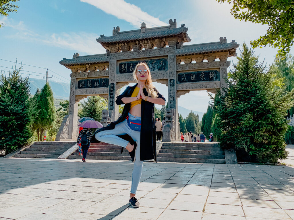 Zdjęcie przedstawiające kobietę w klasztorze Shaolin w Chinach