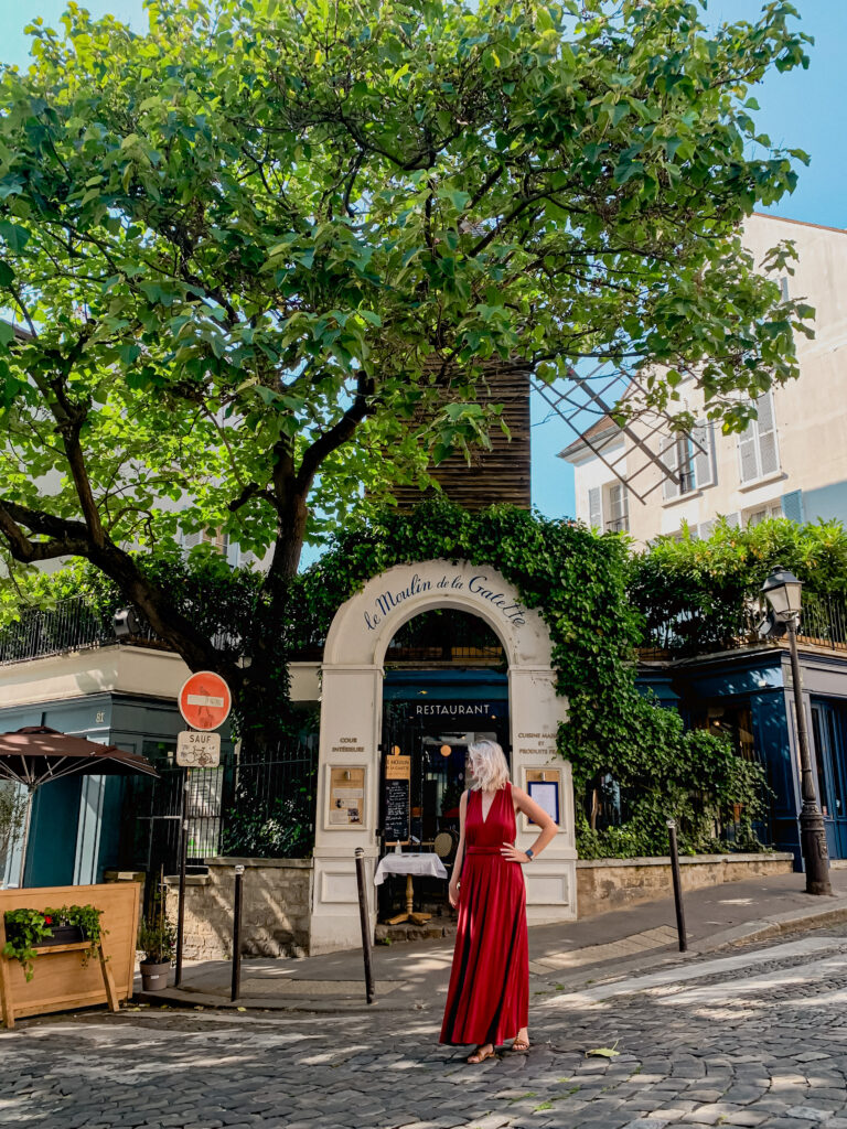 La Maison de la Galette, Montmartre, Paris, Paryż, kobieta w czerwonej sukience