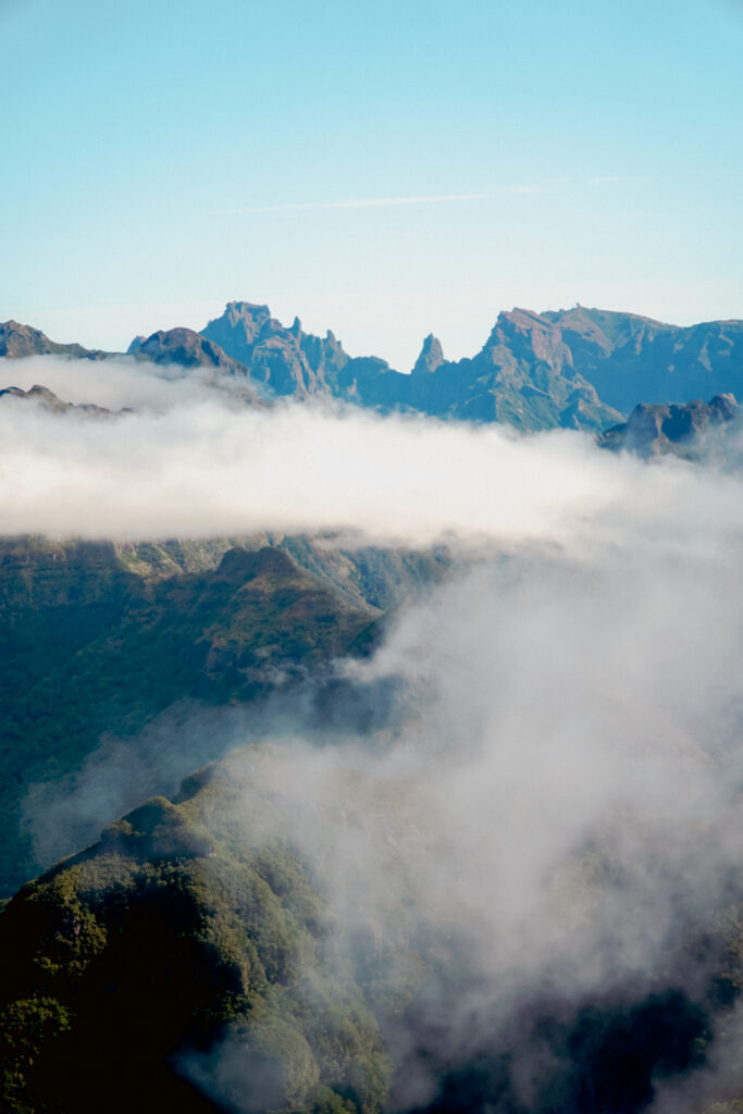 Pico Areeiro z punktu widokowego Bica da Cana