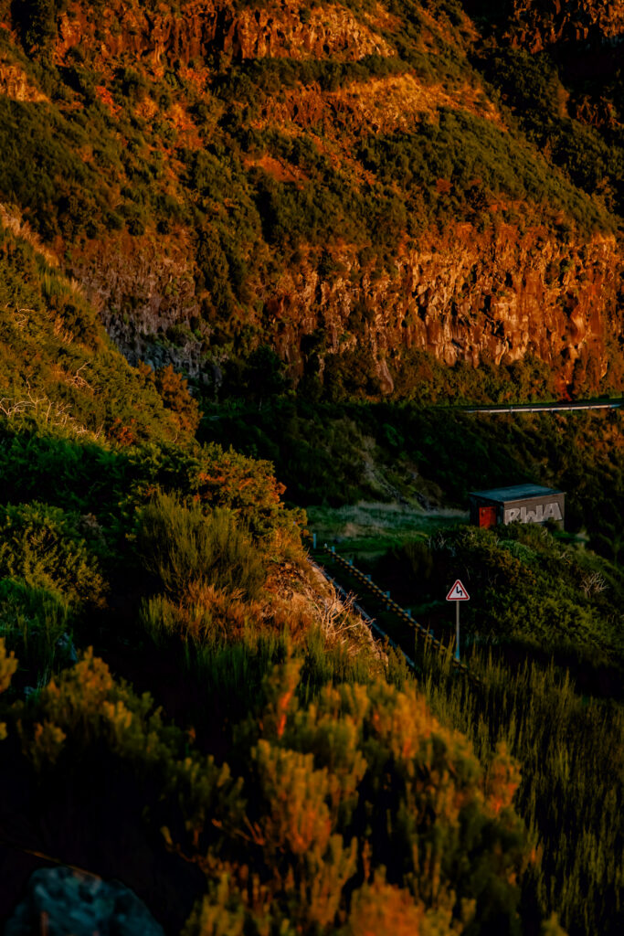 Widok z Lombo do Mouro podczas wschodu słońca