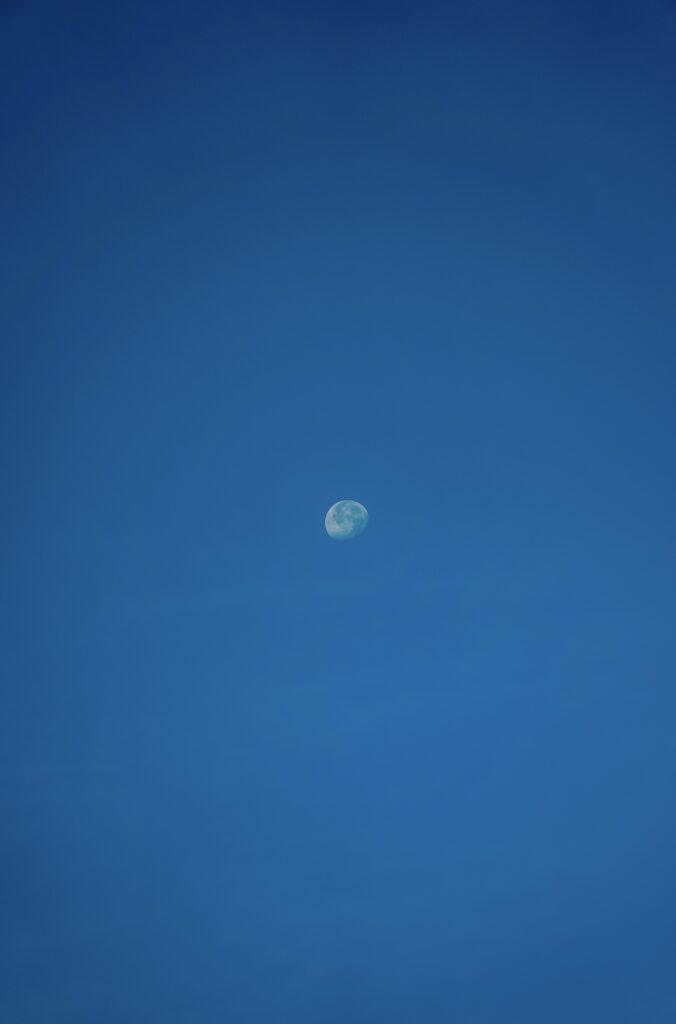 księżyc widoczny podczas wschodu słońca