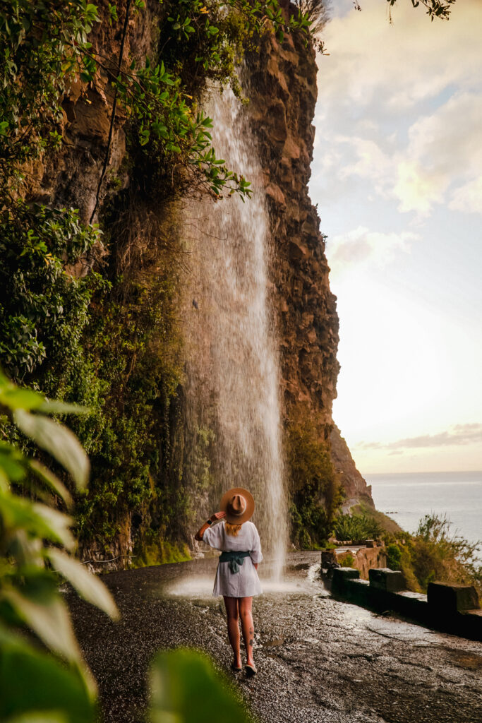Cascata dos Anjos, wodospad aniołów na Maderze o wschodzie słońca 