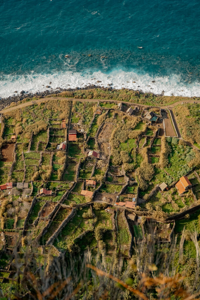 Widok z góry na miasteczko Achadas da Cruz na Maderze