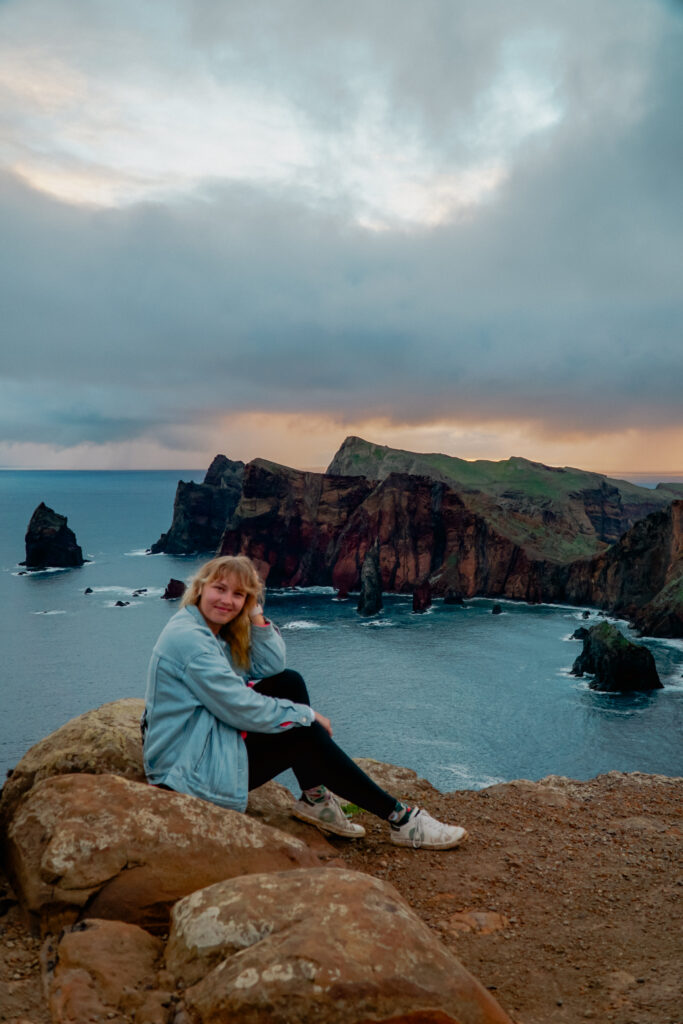 Widok na półwysep Sao Lourenco z Miradouro da Ponta do Rosto podczas wschodu słońca