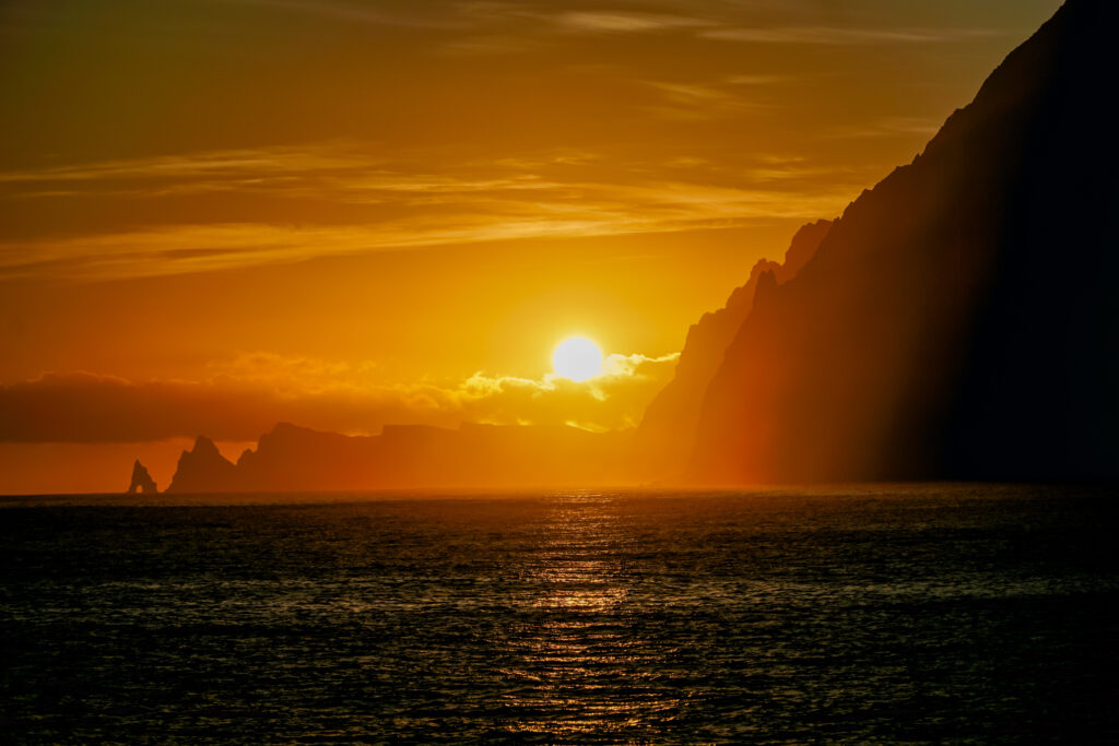 Porto da Cruz na Maderze podczas wschodu słońca