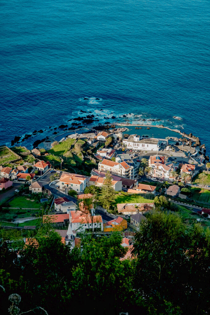 Widok na miasteczko Porto Moniz na północy Madery