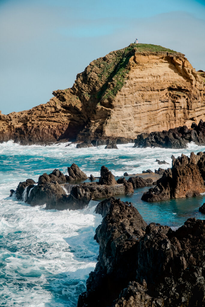 Widok na naturalne baseny w Porto Moniz na północy Madery