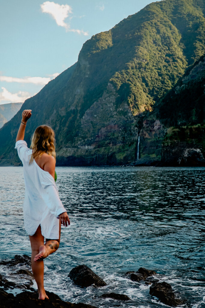 Widok z plaży w Seixal na północy Madery