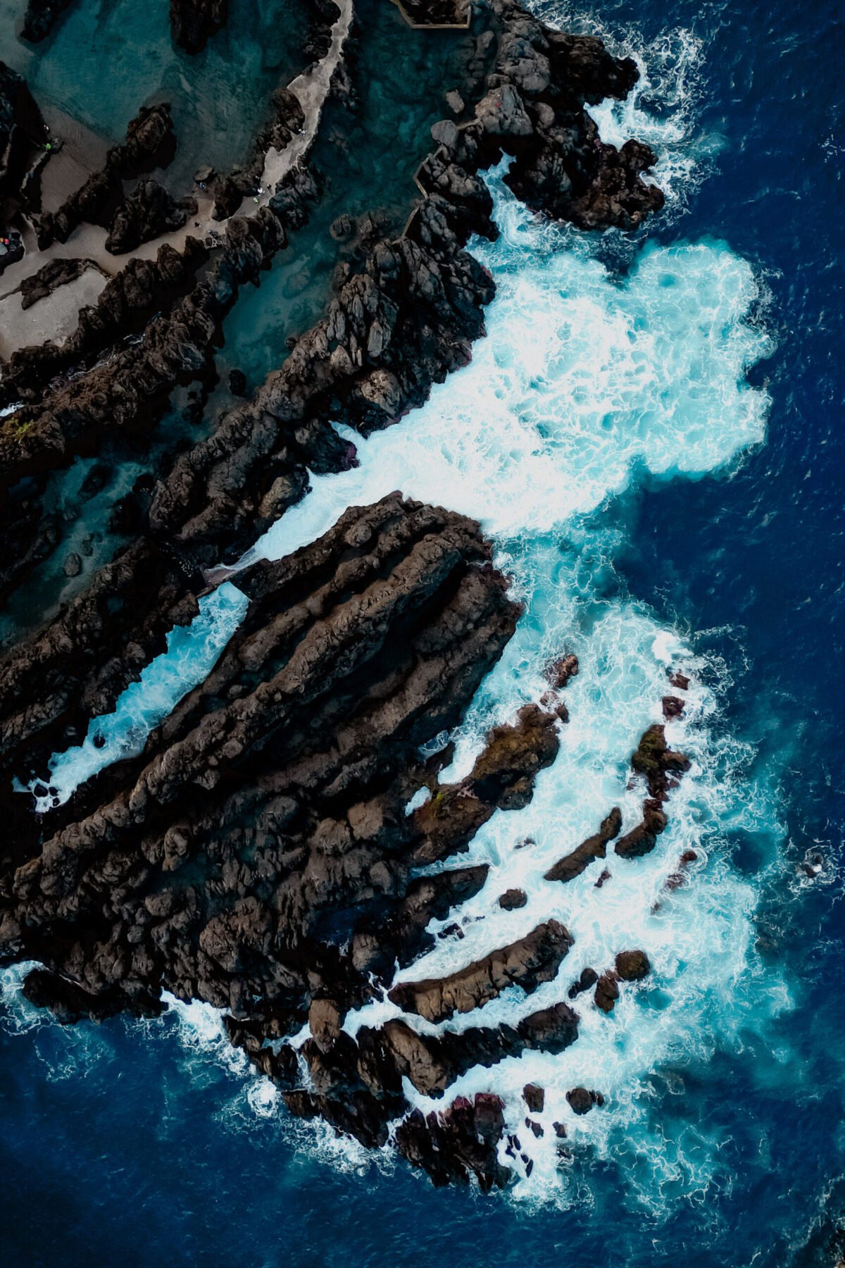 Widok z drona na naturalne baseny w Porto Moniz na północy Madery