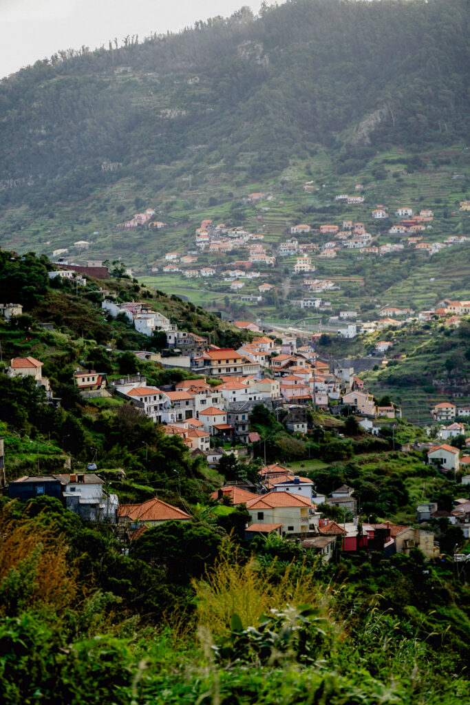 Widok ze szlaku Vereda da Boca do Risco na Maderze, najlepsze szlaki piesze na Maderze